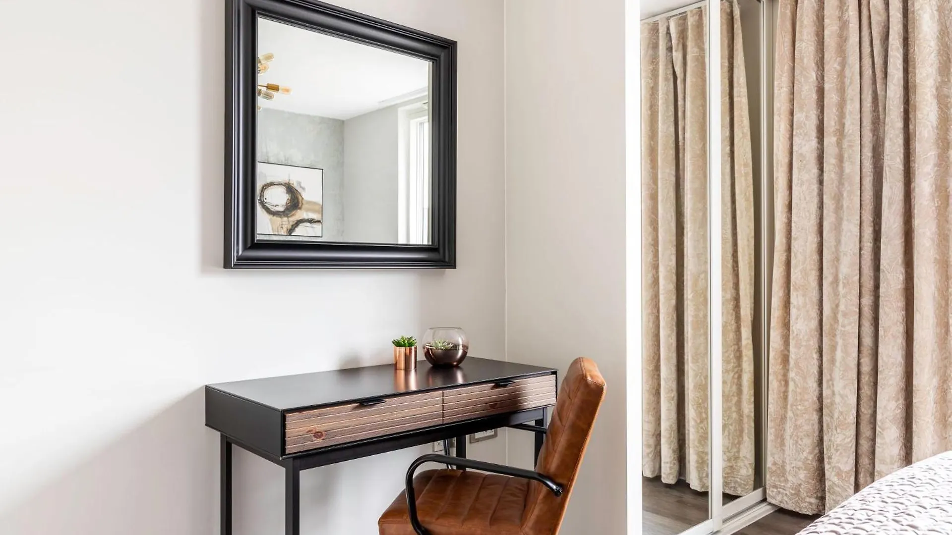 Showroom Splendour, Luxe London Elegance Apartment