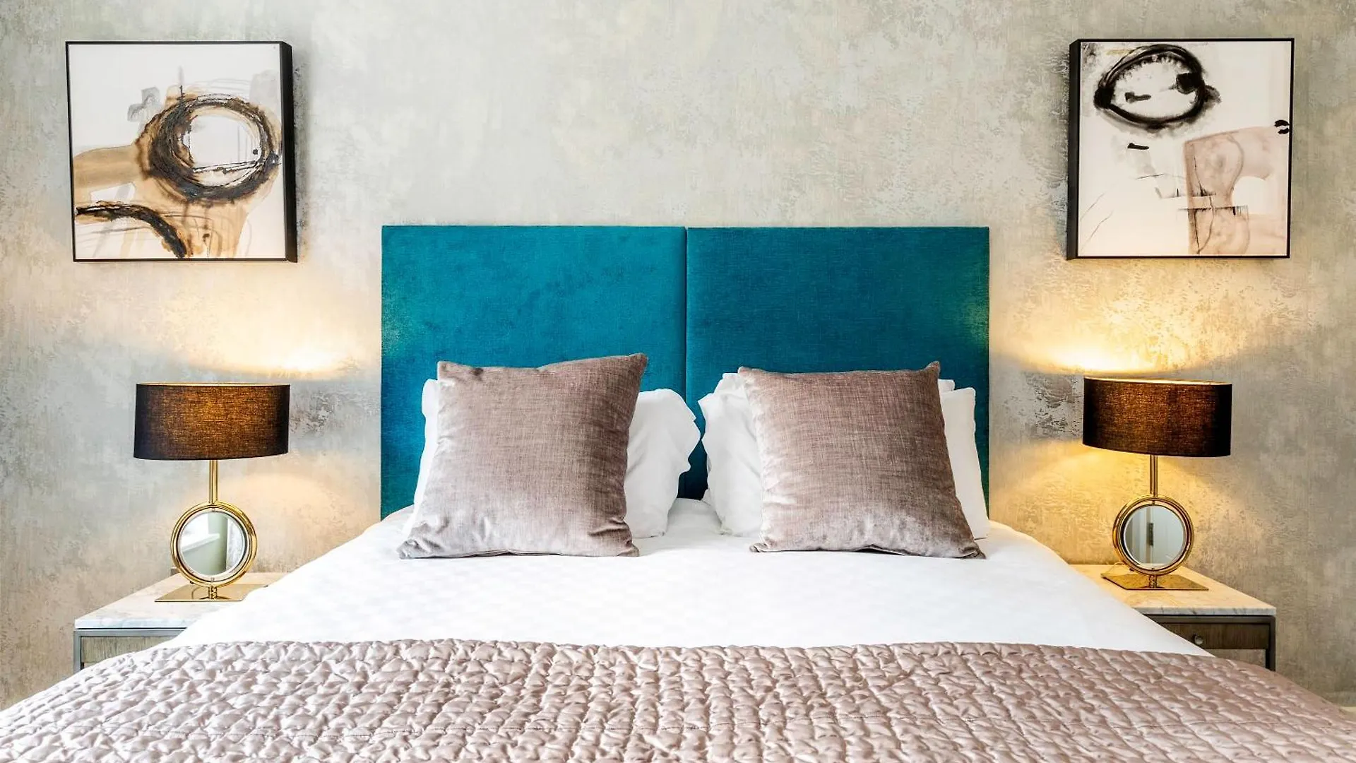 Apartment Showroom Splendour, Luxe London Elegance