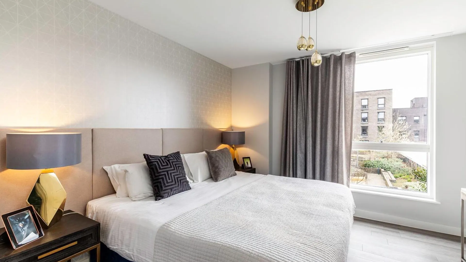 Showroom Splendour, Luxe London Elegance Apartment
