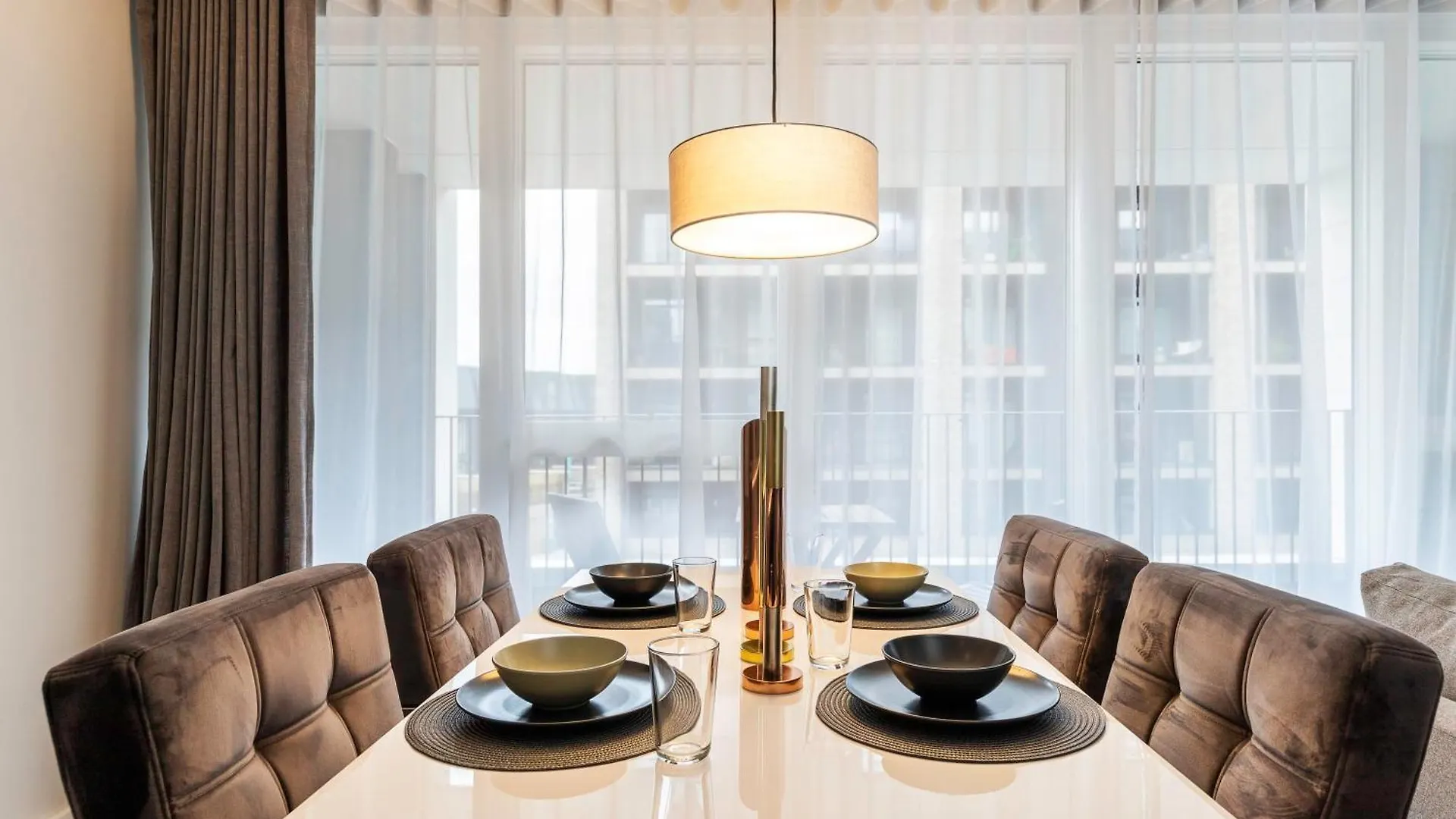 Showroom Splendour, Luxe London Elegance 0*,