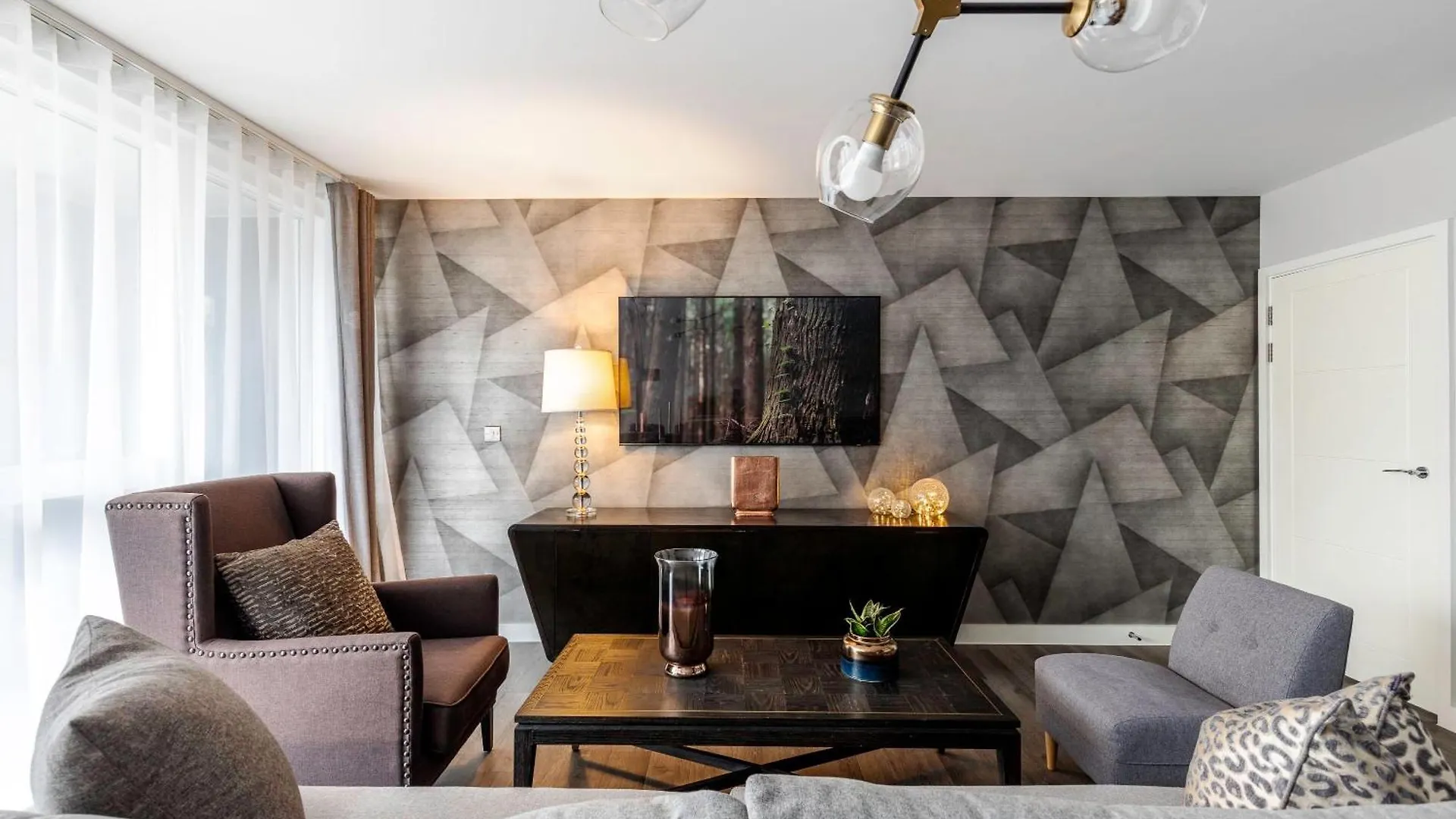 Showroom Splendour, Luxe London Elegance Apartment