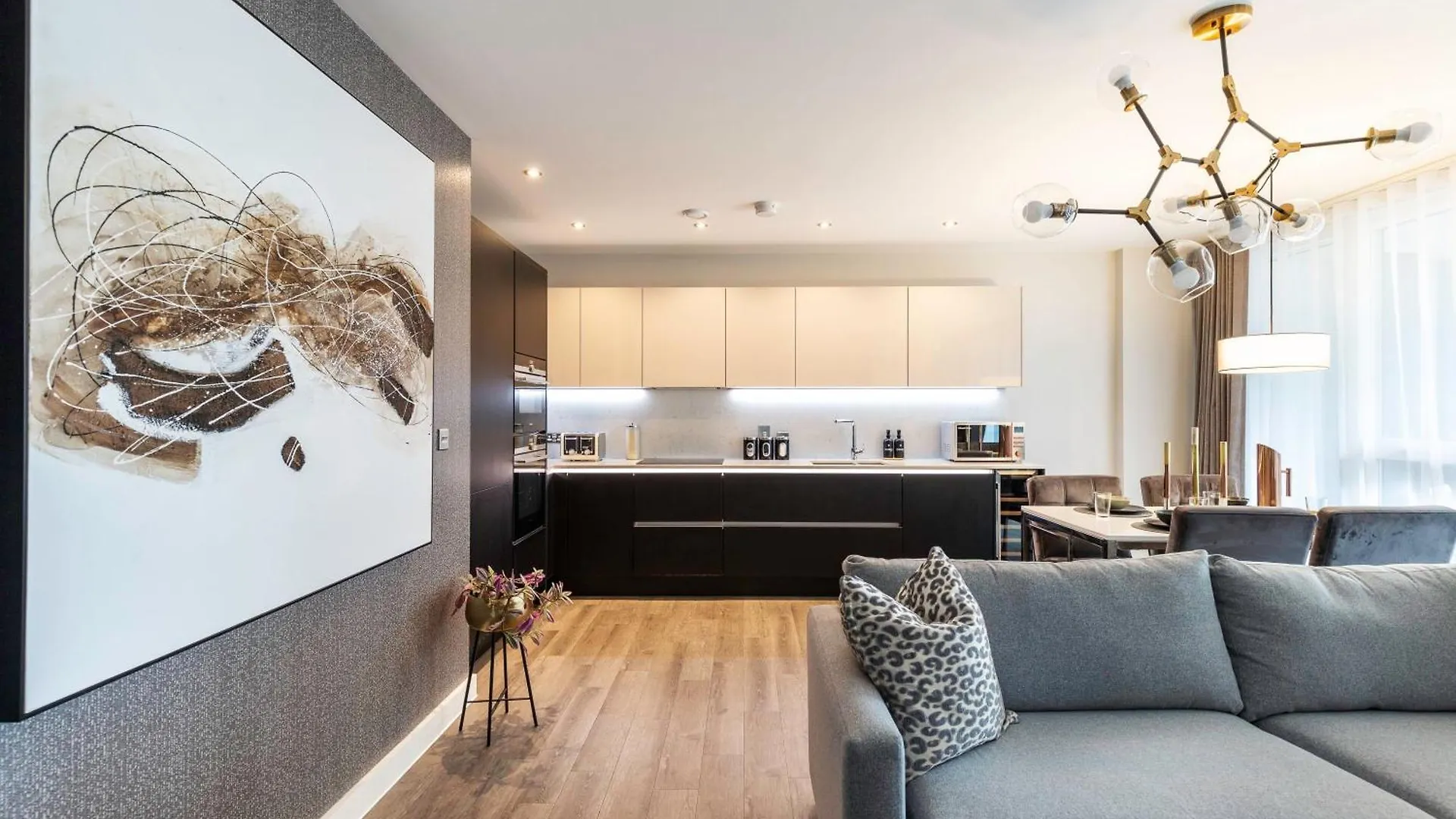 Apartment Showroom Splendour, Luxe London Elegance